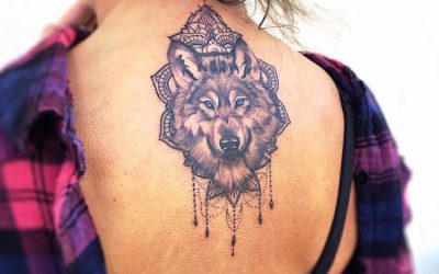 Vrouwelijke wolftattoo – connotaties en 40 ideeën over locaties en ontwerpen