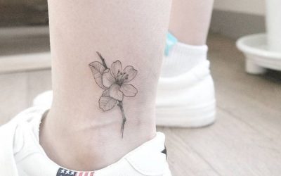 Vrouwelijke enkeltattoo – favoriet voor discrete ontwerpen met onmiddellijk effect