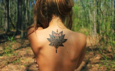 Bloemtattoo – zoom in op de mystiek achter de lotus en de fleur-de-lis