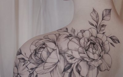 Rose tattoo woman – betekenis, stijlen en tattoo-trends om te adopteren